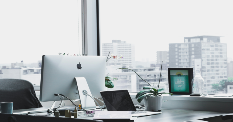 Business Value-Aware Task Scheduling for Hybrid IaaS Cloud