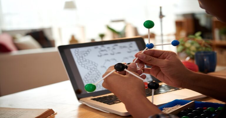 Dynamic and Fault-Tolerant Clustering for Scientific Workflows